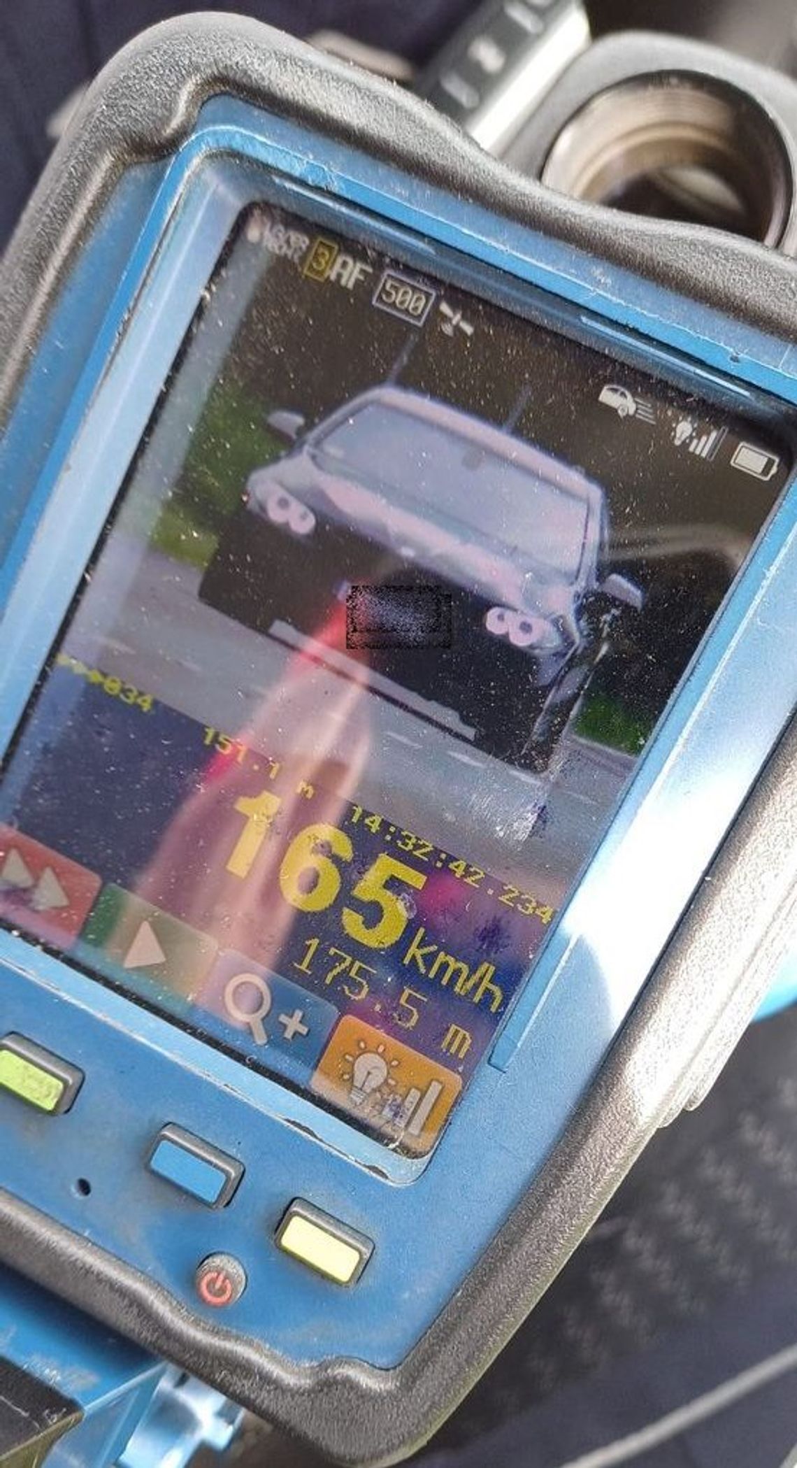 Kierowca BMW pędził przez teren zabudowany, ile fabryka dała. Słono za to zapłacił