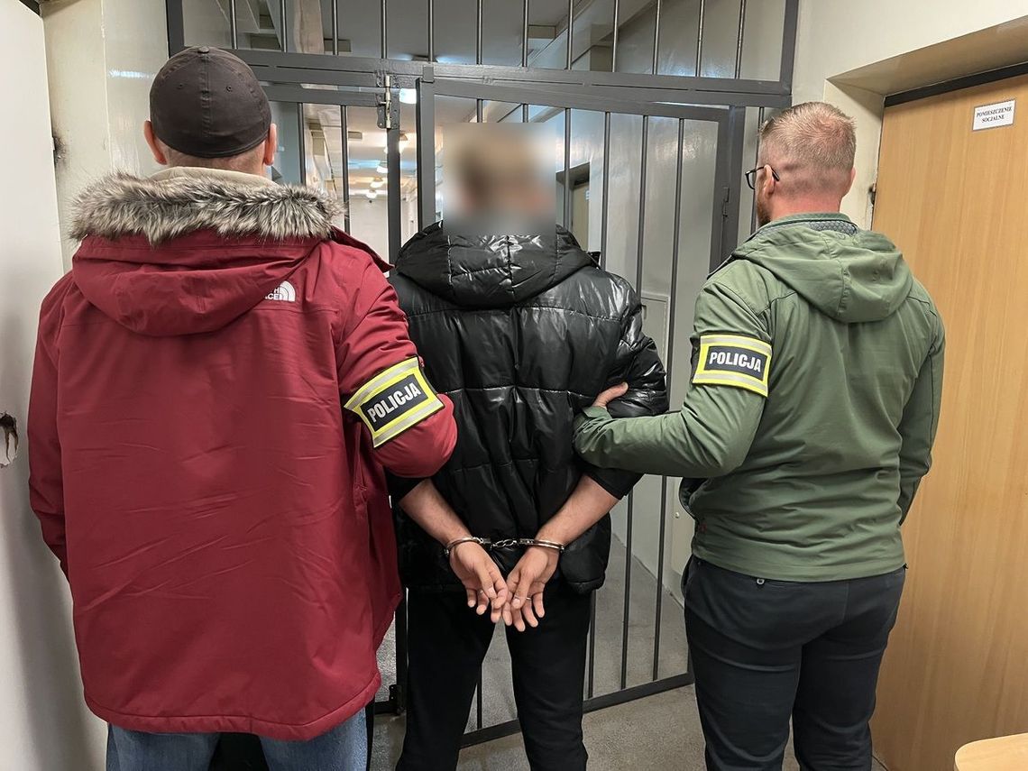 Kierowca opla z impetem uderzył w auta stojące w korku. Ma spore kłopoty Kierowca opla z impetem uderzył w auta stojące w korku. Ma spore kłopoty