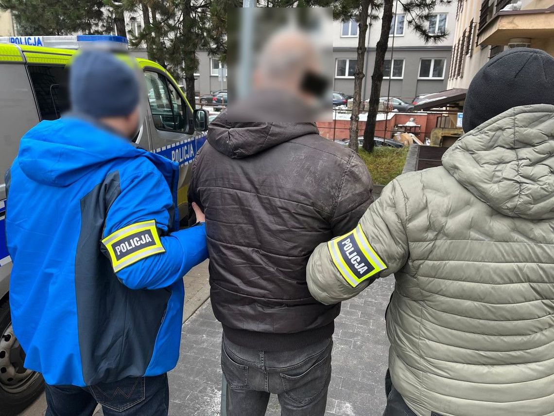Kopał policjantów i pluł na nich. Wcześniej włamał się do mieszkania na Polesiu