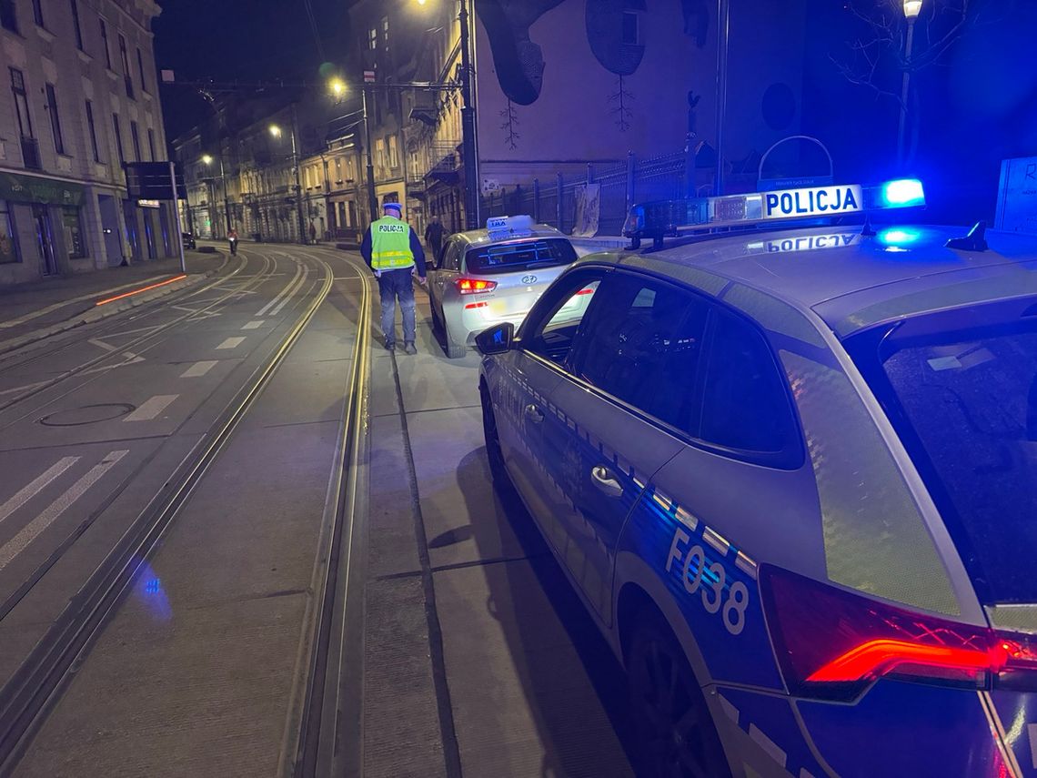 Łódź: Kierowca taksówki na aplikację wpadł podczas nocnej akcji policji. Był w Polsce nielegalnie