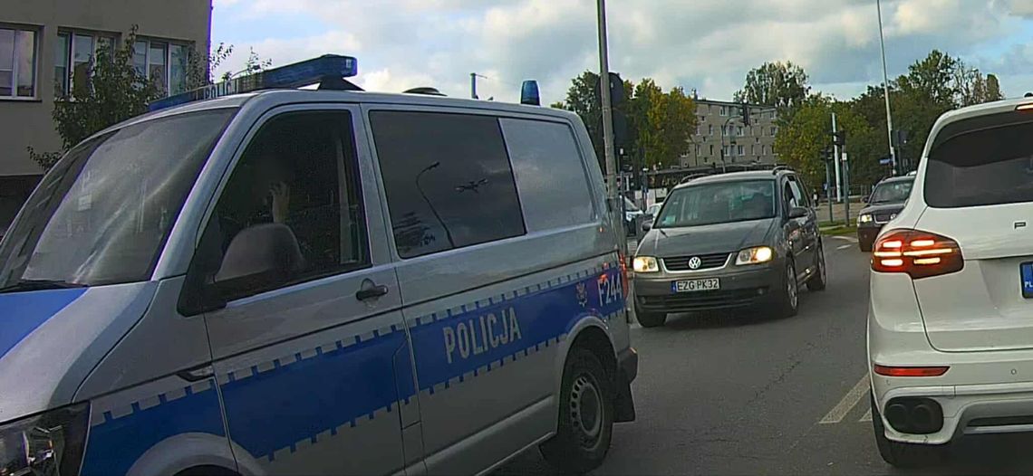 Łódzka policjantka kierowała radiowozem z komórką w ręku. Dostanie mandat i punkty karne? Łódzka policjantka kierowała radiowozem z komórką w ręku. Dostanie mandat i punkty karne?