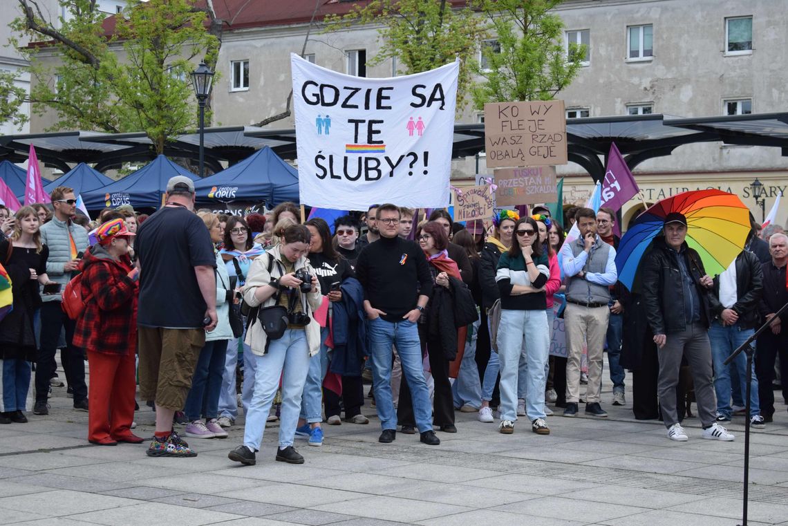 Marsz Równości w Łodzi. Tłum skandował: "Gdzie są te śluby?!" [