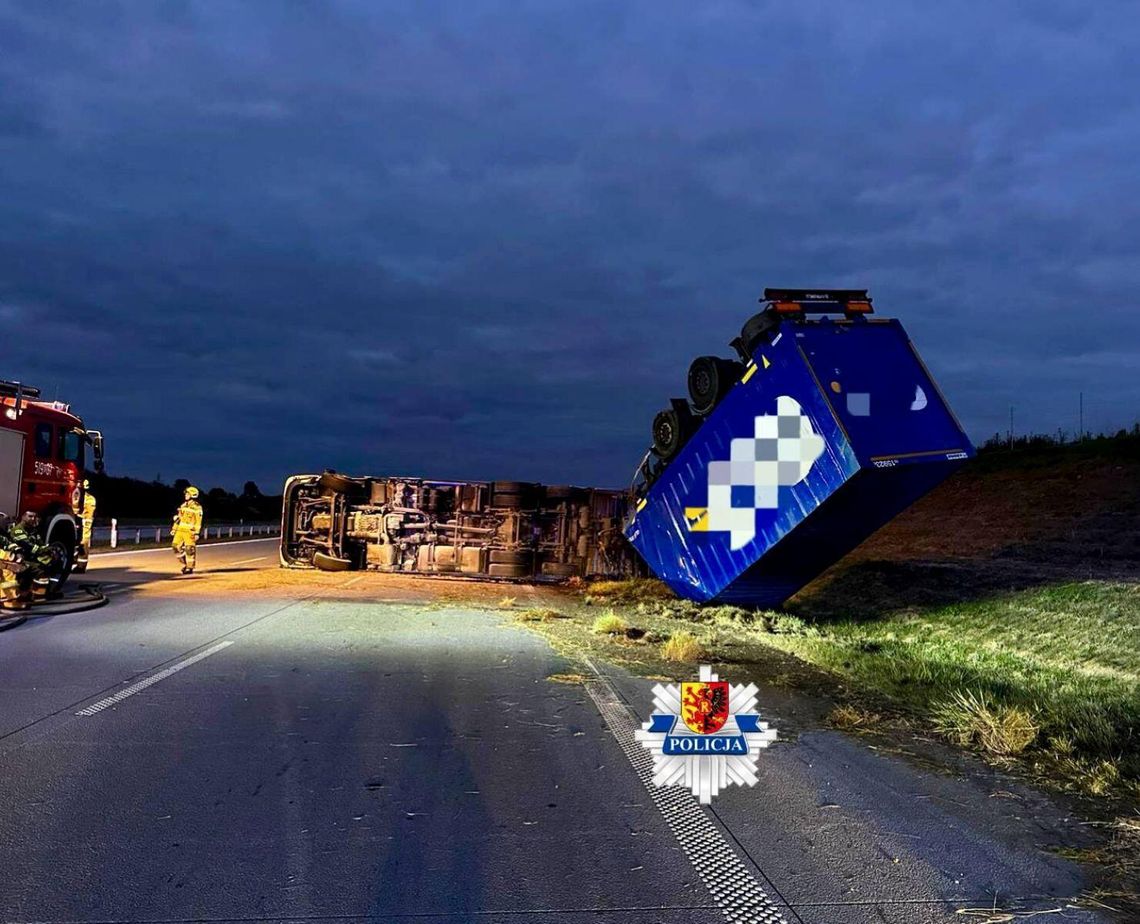 Na A1 przewróciła się ciężarówka. Droga jest zablokowana Na A1 przewróciła się ciężarówka. Droga jest zablokowana