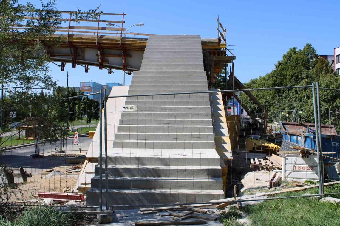 Od 18 sierpnia utrudnienia na Retkini. Zamknięto jezdnię ważnej alei Od 18 sierpnia utrudnienia na Retkini. Zamknięto jezdnię ważnej alei