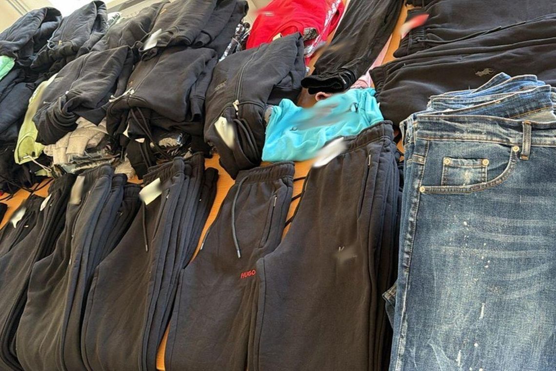 Podróbki znanych marek warte fortunę. KAS przejęła trefne dżinsy i dresy w Łódzkiem