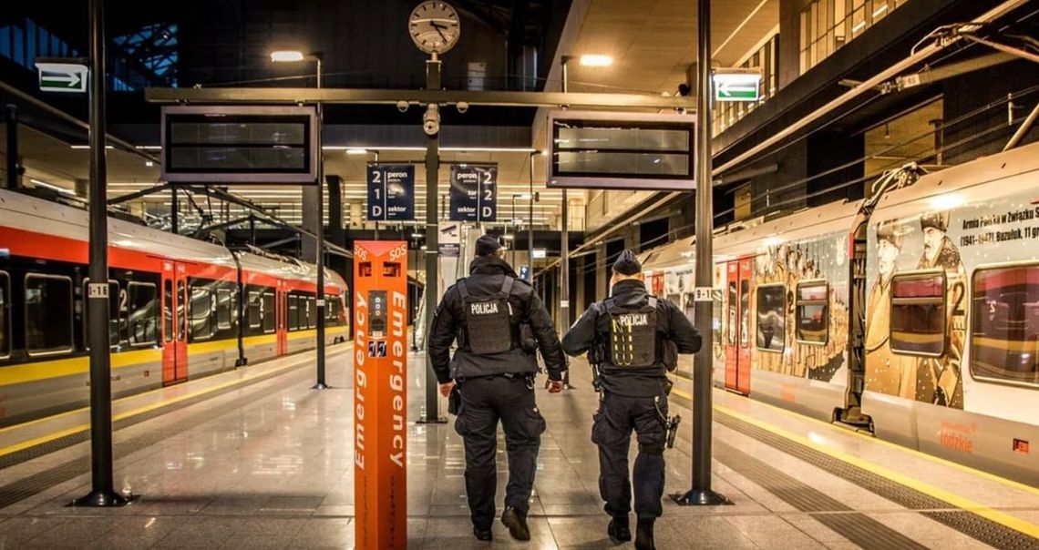 Policjanci i żołnierze z karabinami na łódzkich dworcach. Co się dzieje? Policjanci i żołnierze z karabinami na łódzkich dworcach. Co się dzieje?