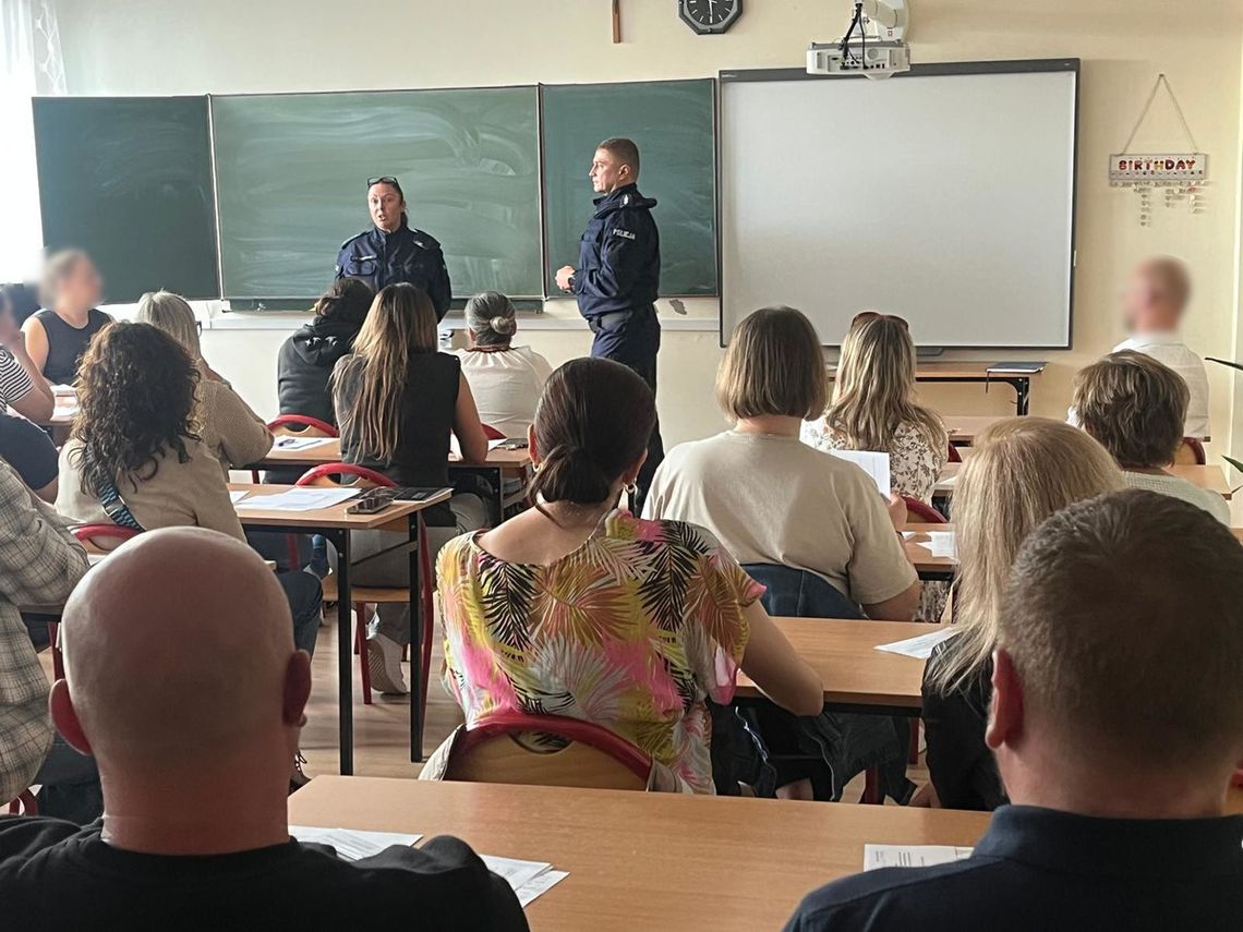 Policjanci na wywiadówce w łódzkim ogólniaku. Jaki był powód wizyty? Policjanci na wywiadówce w łódzkim ogólniaku. Jaki był powód wizyty?