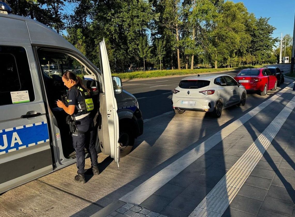Policjanci zauważyli go rano na al. Mickiewicza Łodzi. Na tylnym siedzeniu miał butelkę alkoholu [ZDJĘCIA]