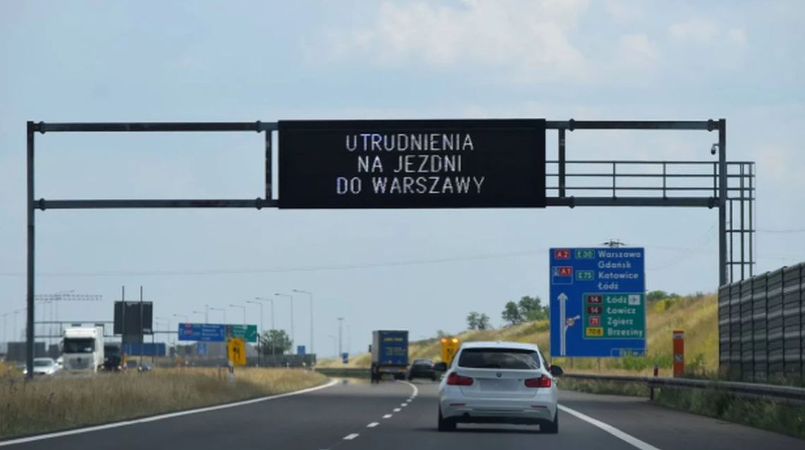 Poszukiwany mieszkaniec Łodzi spowodował wypadek. Bus dachował na autostradzie Poszukiwany mieszkaniec Łodzi spowodował wypadek. Bus dachował na autostradzie