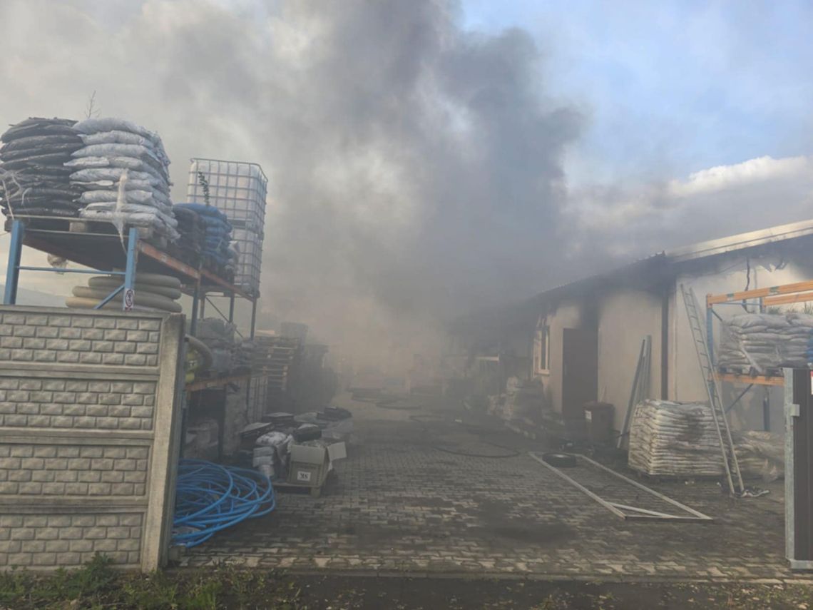 Pożar w sklepie budowlanym. Na miejscu kilkanaście jednostek straży pożarnej [ZDJĘCIA]