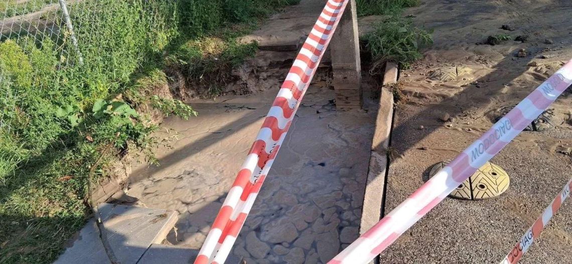 Rowerzyści wpadali do zapadliska w Łodzi! Awaria wodociągu zmieniła ulicę w pułapkę