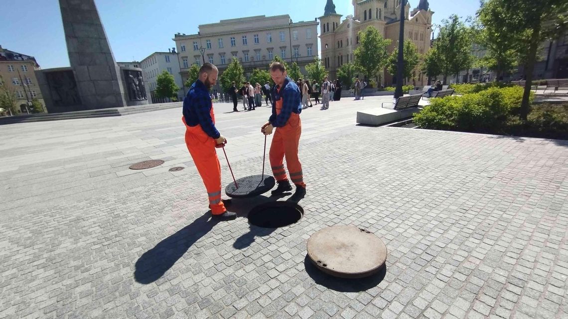 Są żeliwne i wyjątkowe. Jubileuszowe pokrywy do kanałów pojawiły się na placu Wolności