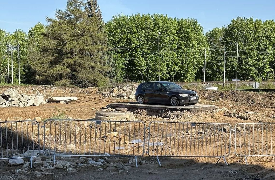 Samochód uwięziony na placu budowy na Widzewie. Czy będzie powtórka z ul. Legionów?