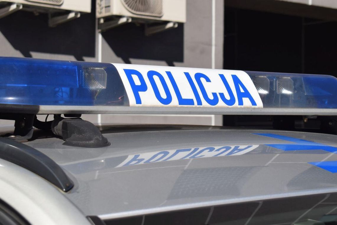 Śmierć przed blokiem w centrum Łodzi. Policja zabezpieczyła zwłoki Śmierć przed blokiem w centrum Łodzi. Policja zabezpieczyła zwłoki
