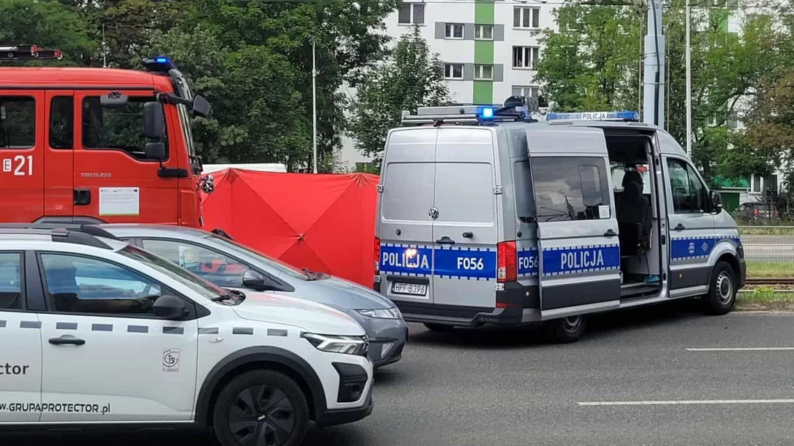 Śmiertelny wypadek na Bałutach. Siła uderzenia była tak duża, że kobieta znalazła się na torowisku