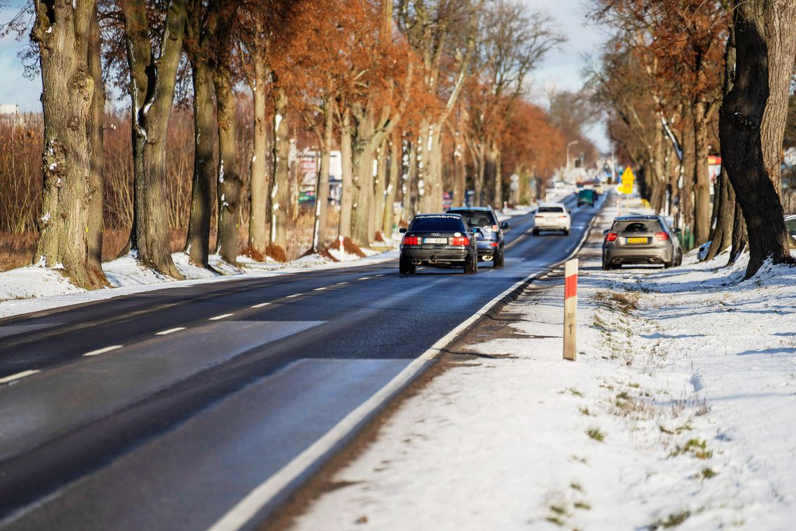 Spękania i koleiny na ważnej drodze w Łódzkiem. Dojazd do S8 zostanie wyremontowany