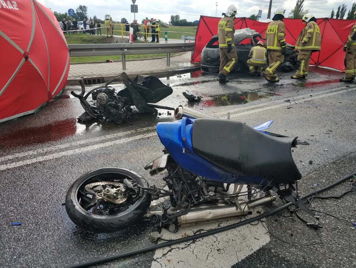 Tragedia na DK92. Nie żyją 3 osoby, w tym motocyklista i dziecko. Samochód stanął w płomieniach [ZDJĘCIA]