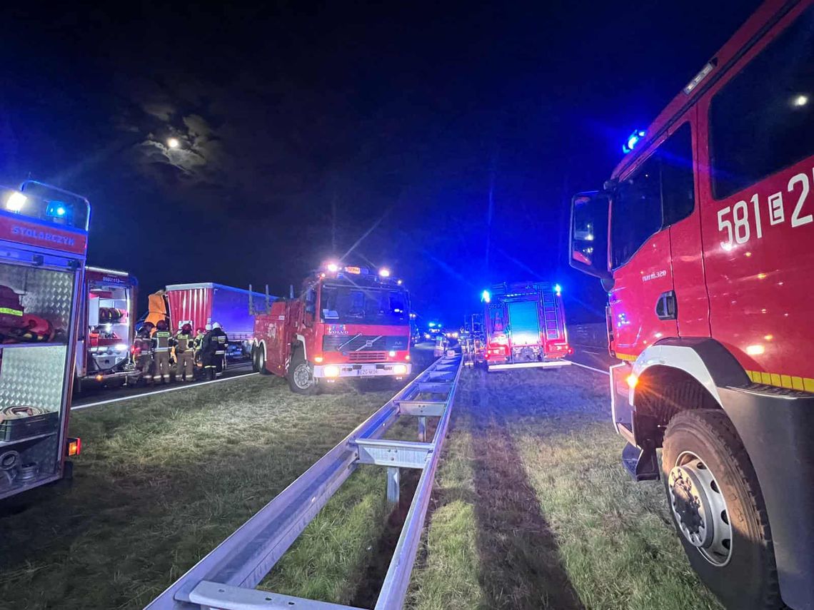 Tragiczny wypadek na autostradzie. Nie żyje kierowca tira. Droga jest zablokowana [ZDJĘCIA]