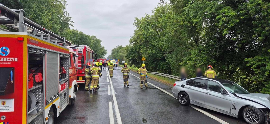 Urwane koło z bmw uderzyło w mercedesa. Wypadek trzech aut na drodze wojewódzkiej