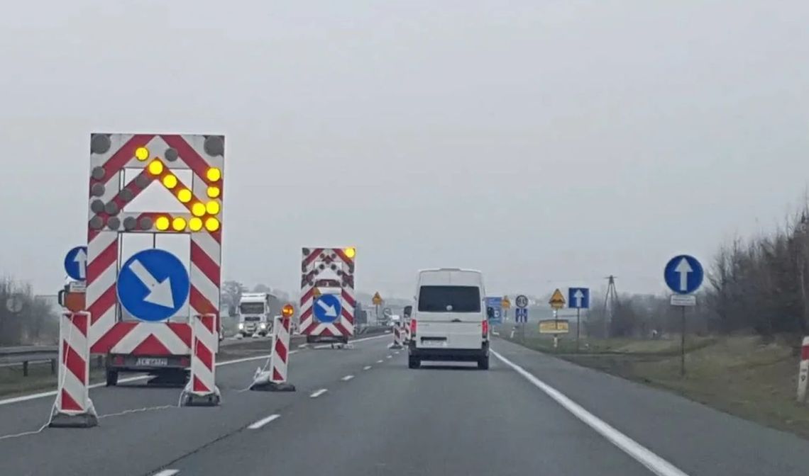 Uwaga, kierowcy! Duże utrudnienia na S8 w Łódzkiem. Ruch blokuje... słup