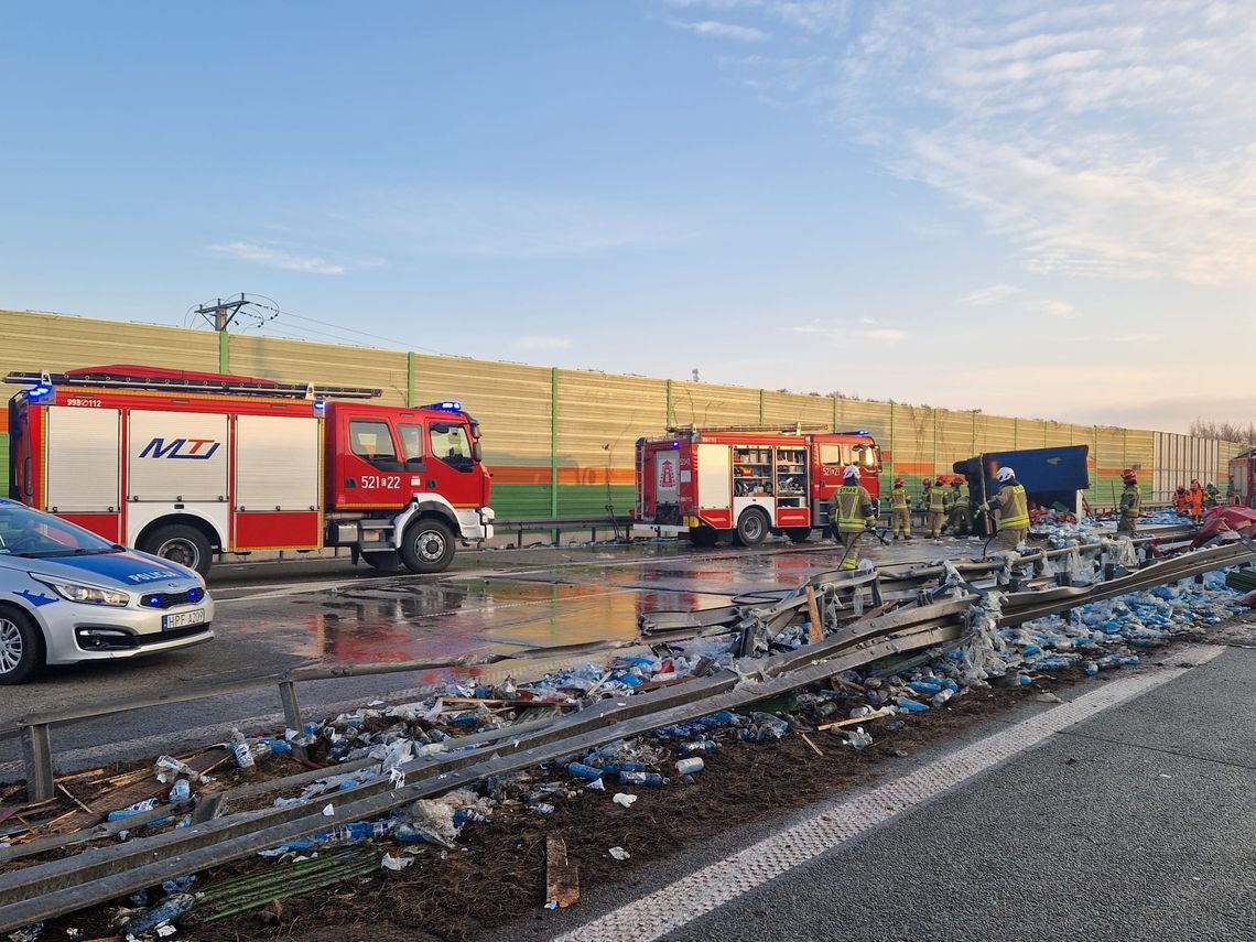 W ciężarówce wystrzeliła opona. Gigantyczne utrudnienia na S8