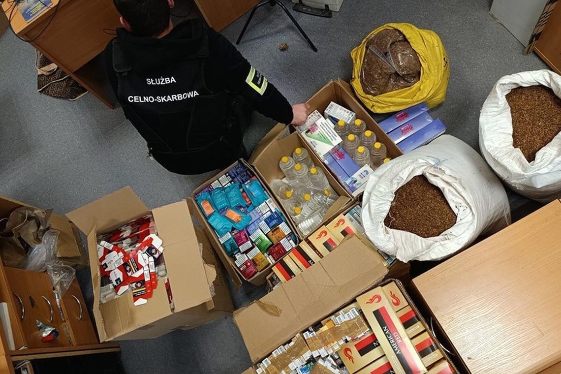 Wielka akcja celników przy Bałuckim Rynku. Papierosy i alkohol bez akcyzy w Łodzi i regionie