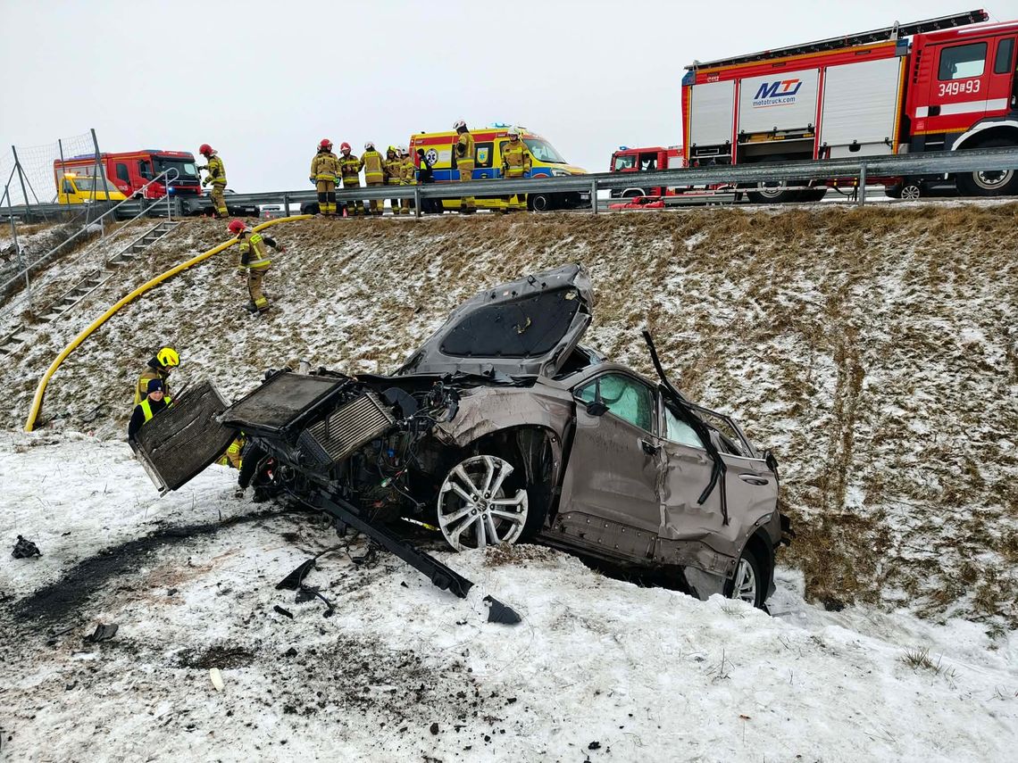 Wypadek na autostradzie A1. Osobówka dachowała i wypadła z drogi [ZDJĘCIA]