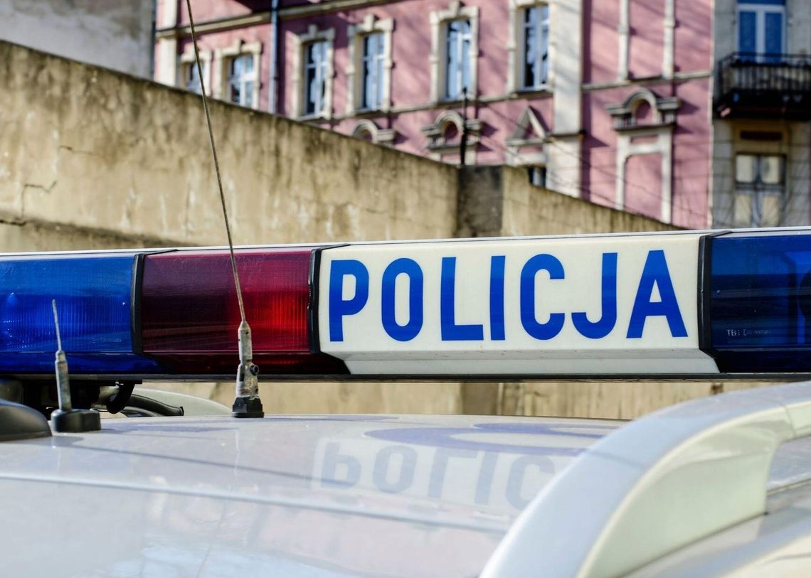 Wypadek pod Łodzią. Dwie osoby ranne, droga całkowicie zablokowana